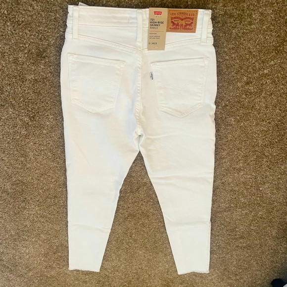 Women’s Levi’s Jeans - Picture 3 of 3